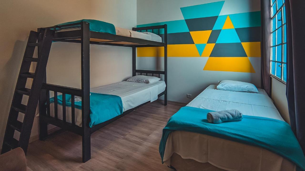 Social Hostel Cafe E Bar Куритиба Экстерьер фото